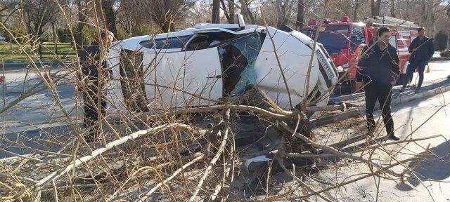 تصادف شدید خودروی دنا در همدان