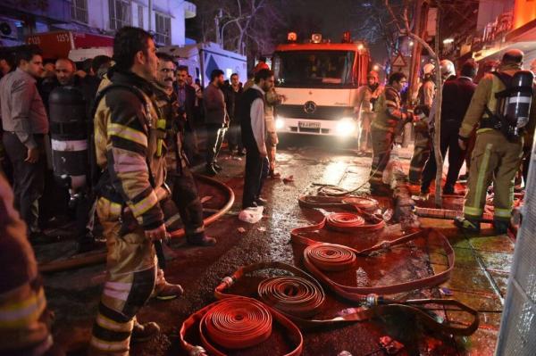 اعضای شورای شهر به محل حادثه رفتند ، کوشش 7 ایستگاه آتش نشانی برای مهار آتش ، هراس از ریزش ساختمان