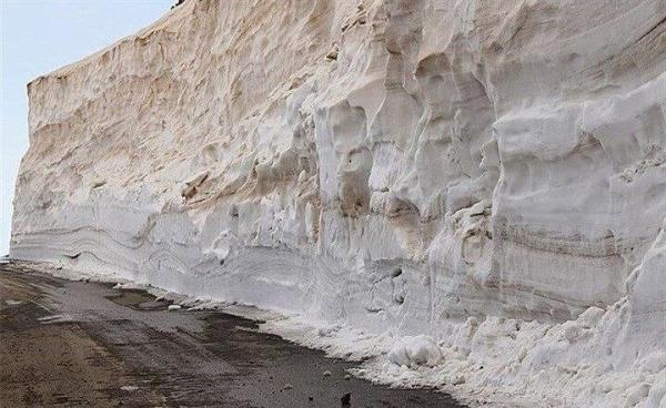 ببینید ، برف روبی و نمک پاشی در منطقه ژالانه هورامان ، مسیر پاوه به کردستان مسدود شد