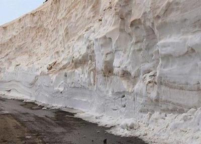 ببینید ، برف روبی و نمک پاشی در منطقه ژالانه هورامان ، مسیر پاوه به کردستان مسدود شد