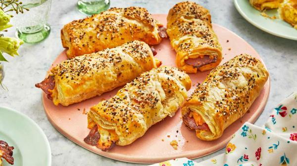 طرز تهیه رول کالباس و پنیر گودا، فینگرفود سریع و خوشمزه